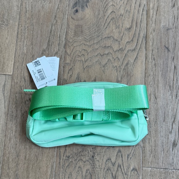 NWT Lululemon Everywhere Belt Bag 1L Citra Lime - Picture 2 of 7